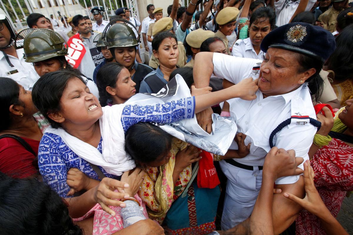 Aksi unjuk rasa ricuh terjadi di India