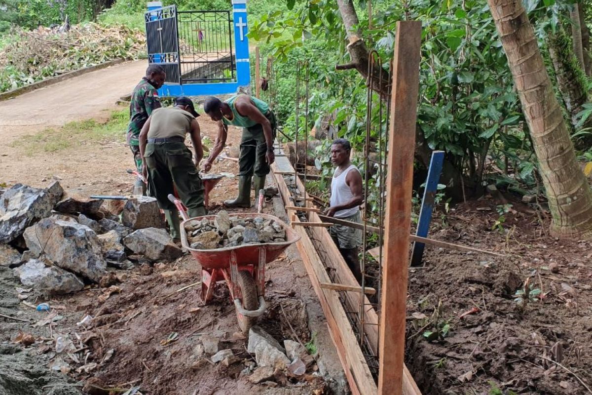 Kodim 1701/Jayapura gelar karya bakti membangun drainase gereja