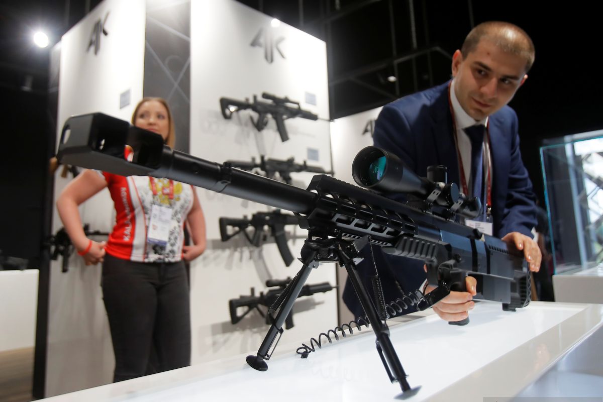 Rusia tingkatkan kemampuan senjata AK-12 Kalashnikov