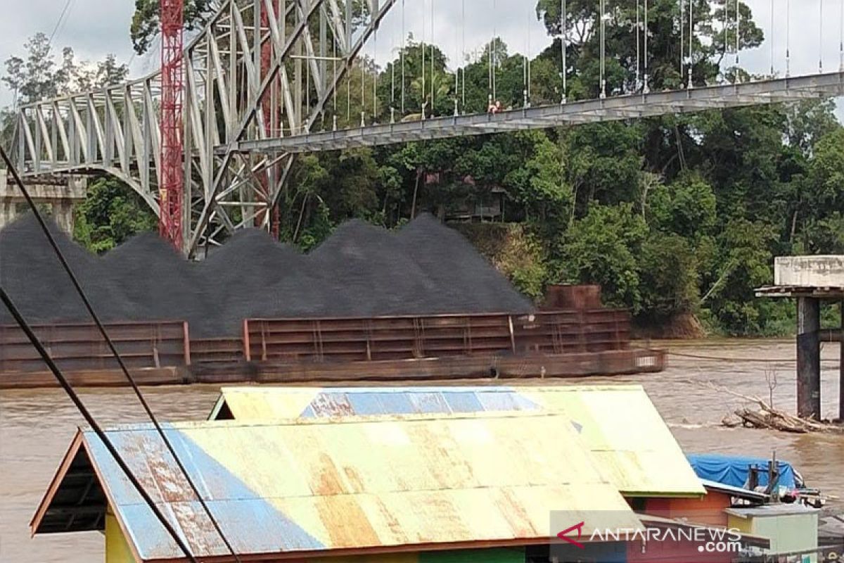 Debit Sungai Barito turun, tongkang bisa lintasi bawah jembatan Muara Teweh