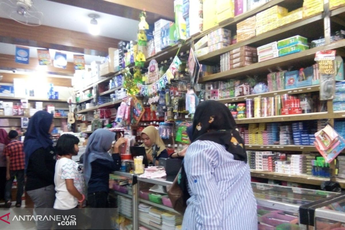 Jelang tahun ajaran baru, penjualan alat tulis meningkat di Pasar Raya Padang