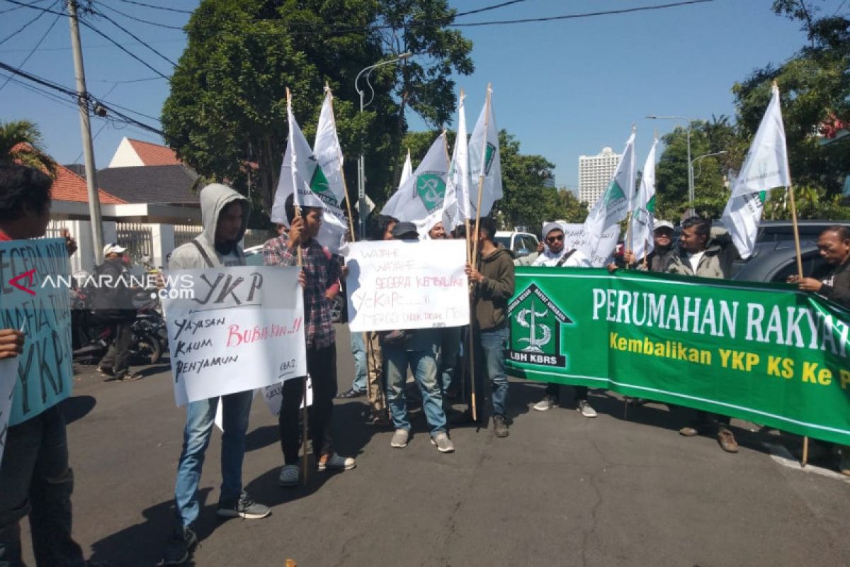 Ratusan warga demo pembekuan YKP di Balai Kota Surabaya