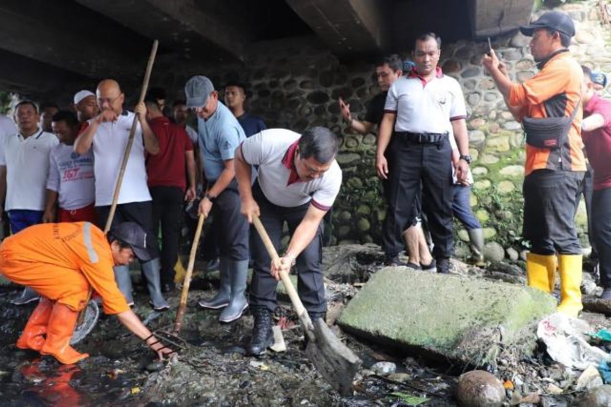 Antisipasi banjir, Kapolda Sumut turun tangan bersihkan Sungai Kera