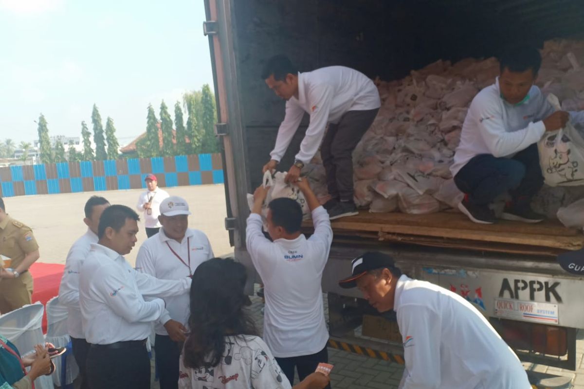 PT Pelindo II Palembang bagikan 5.000 paket sembako murah