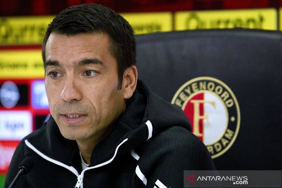 Van Bronckhorst jadi pelatih Guangzhou R&F