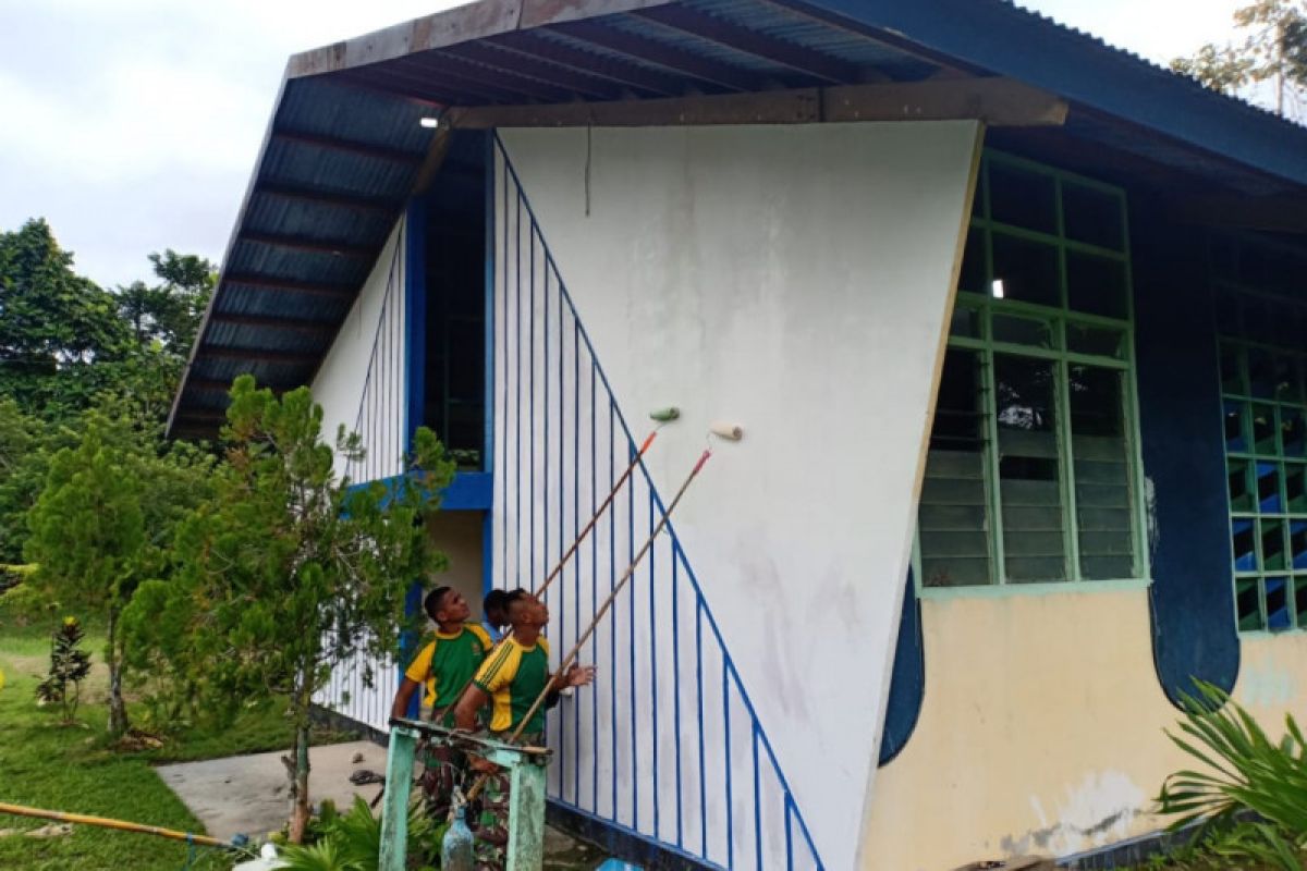 Prajurit TNI kerja bakti cat gedung gereja