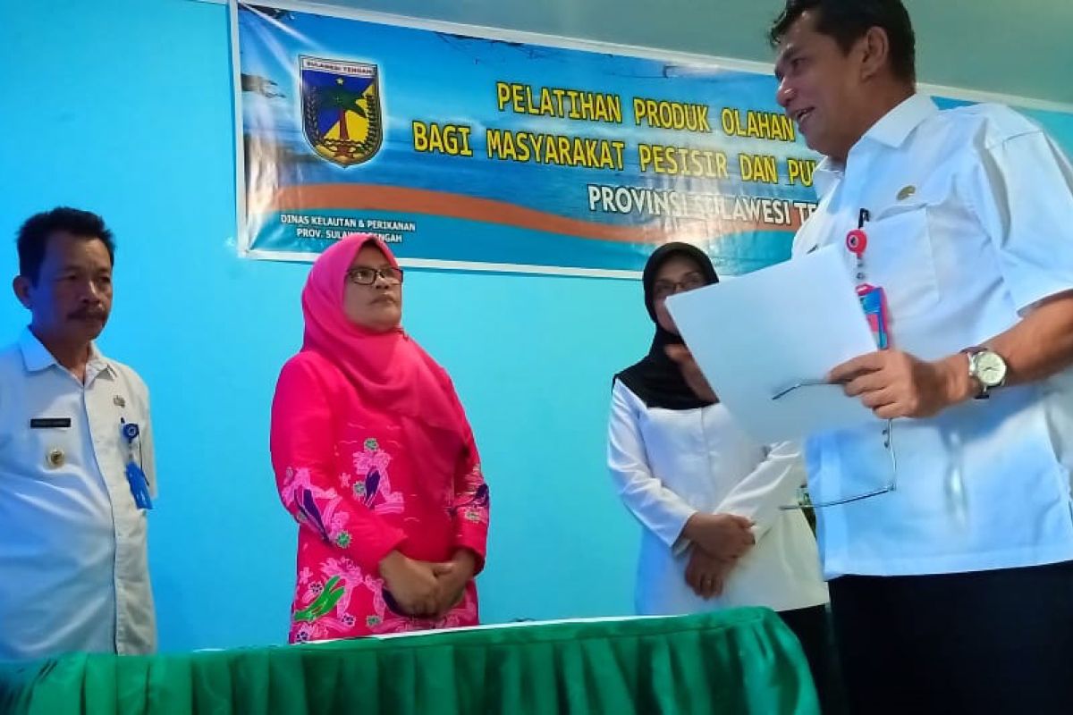 DKP Sulteng-STPL Palu latih masyarakat pesisir mengolah hasil perikanan