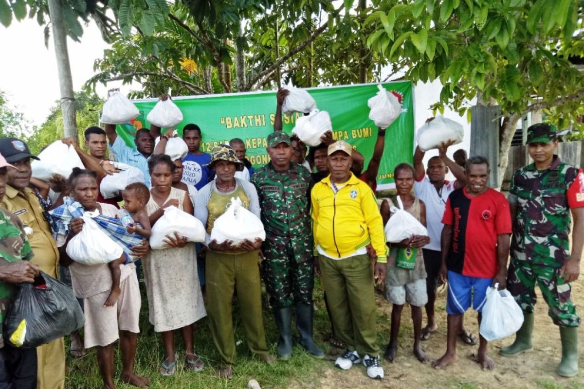 Danramil 1712-03/Tor Atas berikan bahan pokok kepada warga terdampak gempa