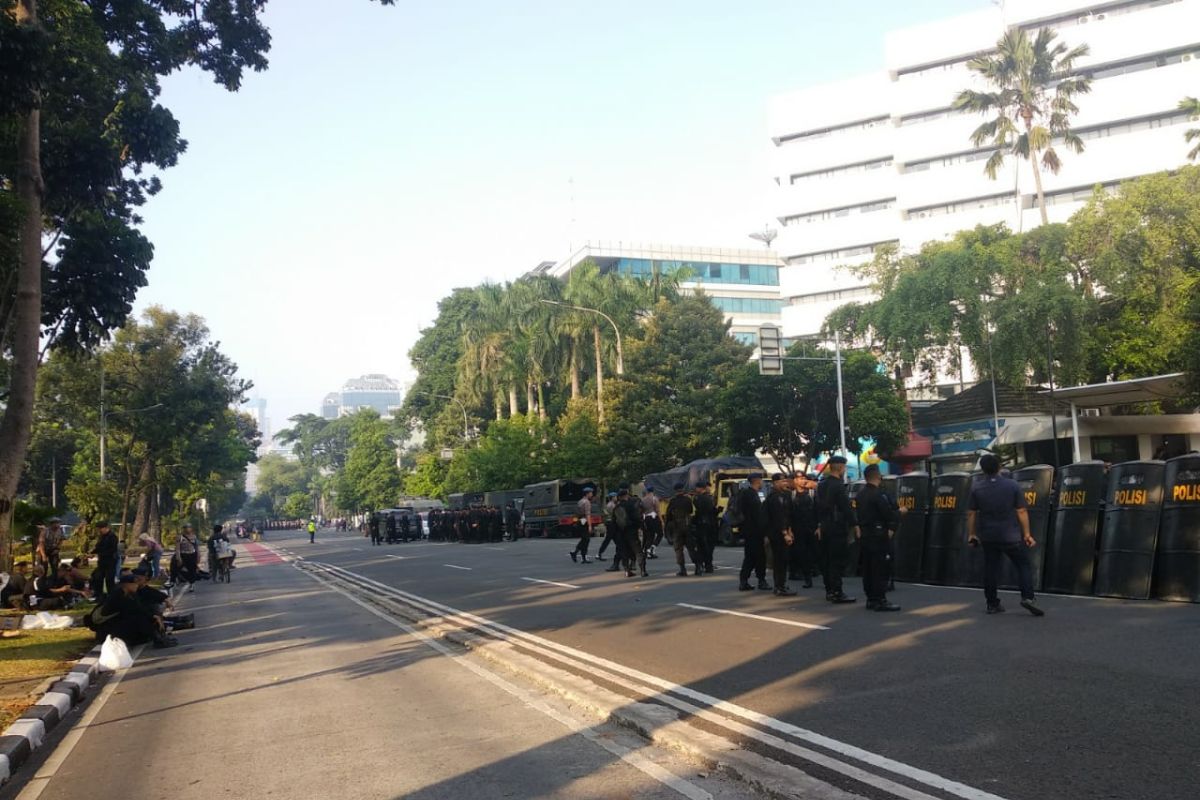 Belum ada pergerakan massa di depan  Gedung MK