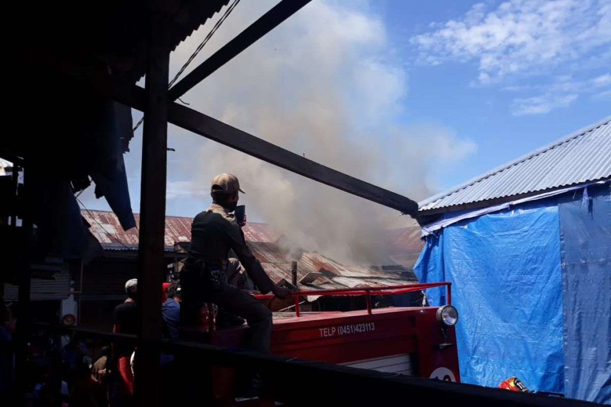 Pasar tradisional di Kota Palu terbakar