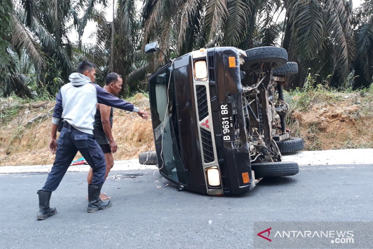 Mobil rombongan murid Taman Kanak Kanak kecelakaan dan terguling di Dharmasraya