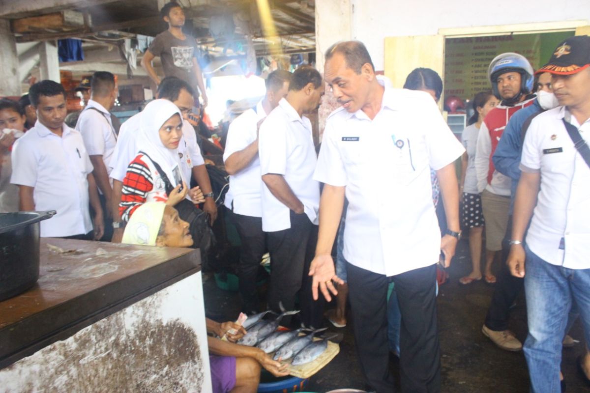 Pemkot Ambon tertibkan fasilitas  toilet gantung di pasar Mardika