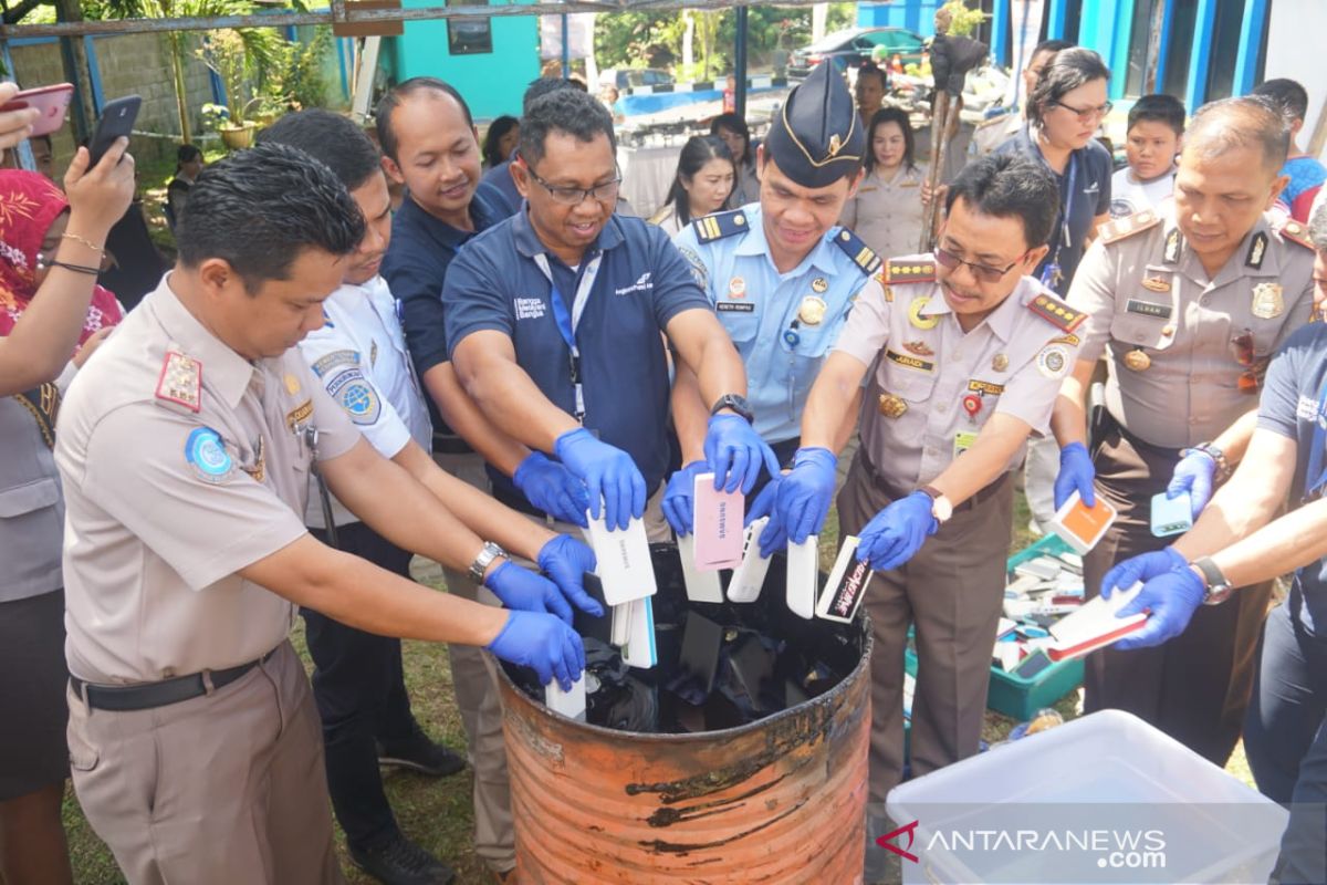 Angkasa Pura I musnahkan barang yang dilarang dalam penerbangan