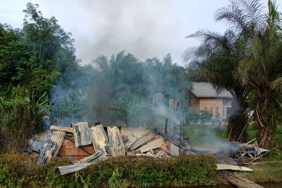 Selang kompor gas terlepas, rumah terbakar di Langkat