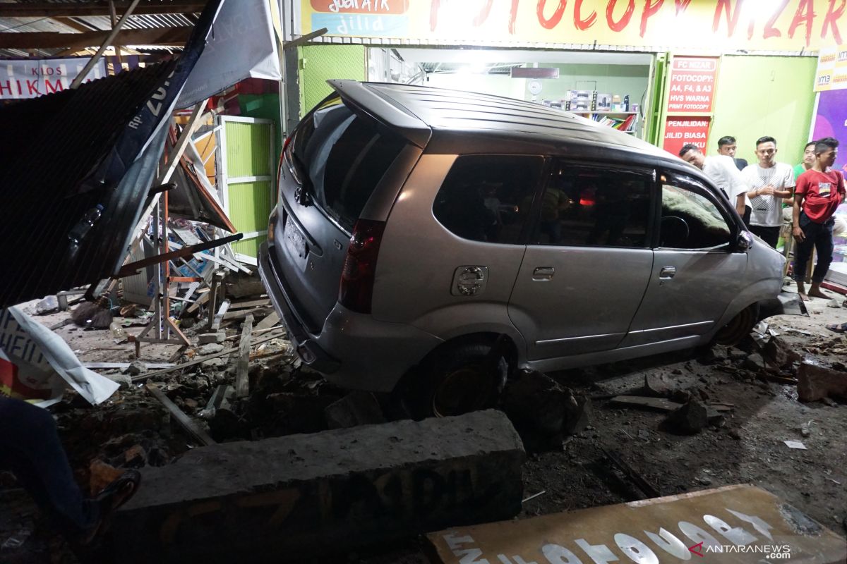 Pedal gas tersangkut, mobil tabrak minimarket di Kelapa Dua