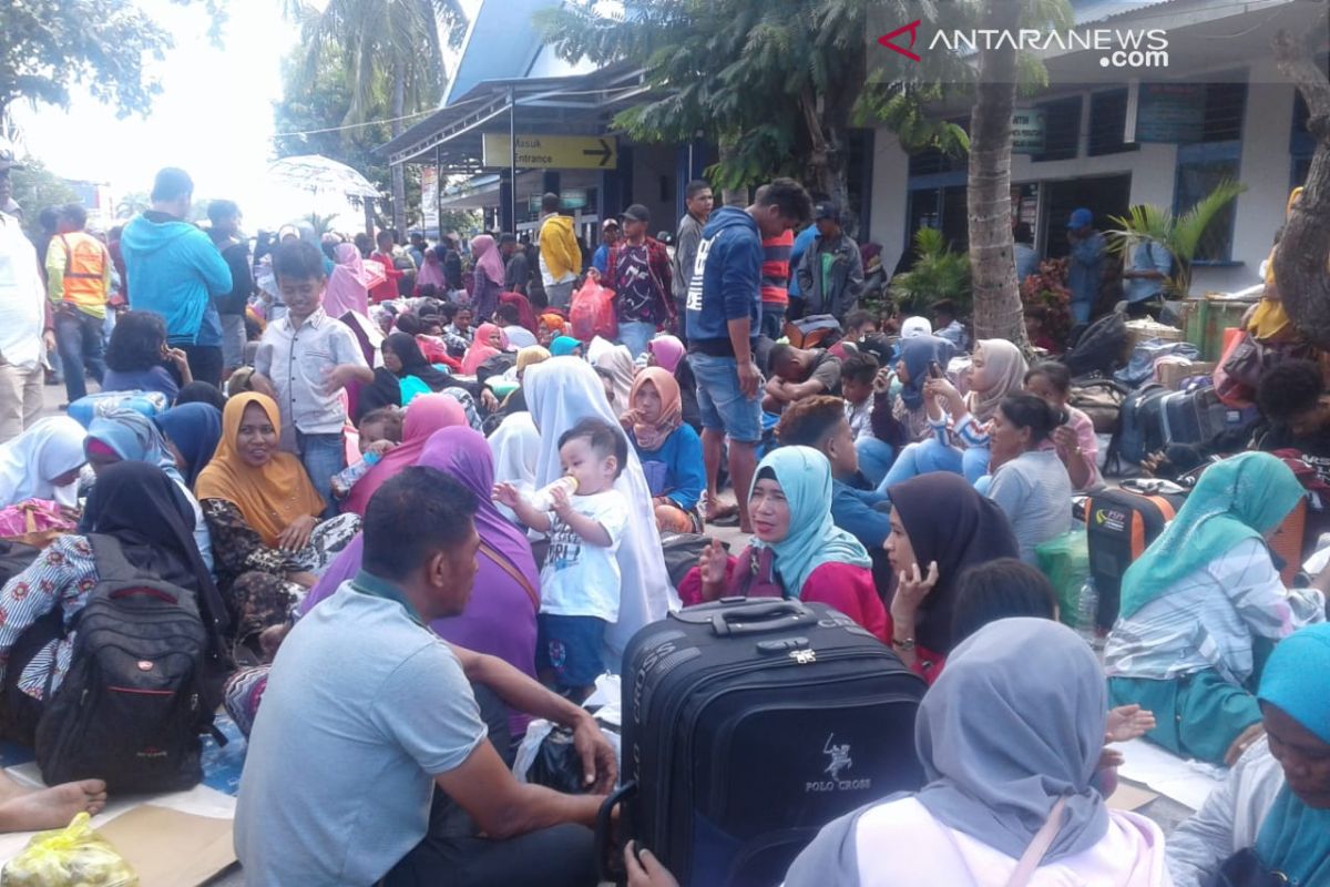 Ribuan penumpang masih padati Pelabuhan Murhum Baubau