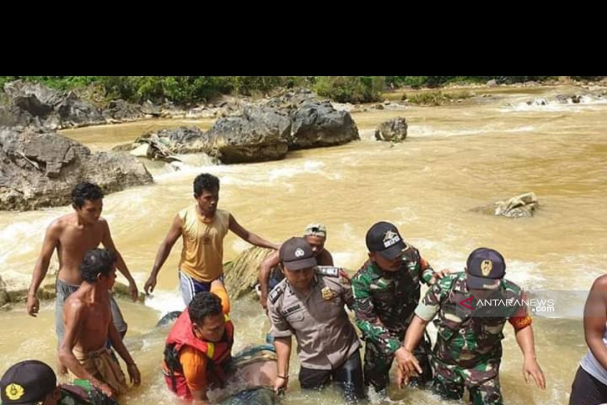 Korban travel masuk sungai di Madina ditemukan dua kilometer dari TKP
