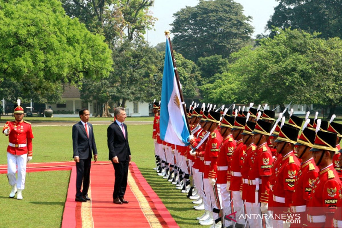 Presiden Mauricio dikawal pasukan berpakaian adat