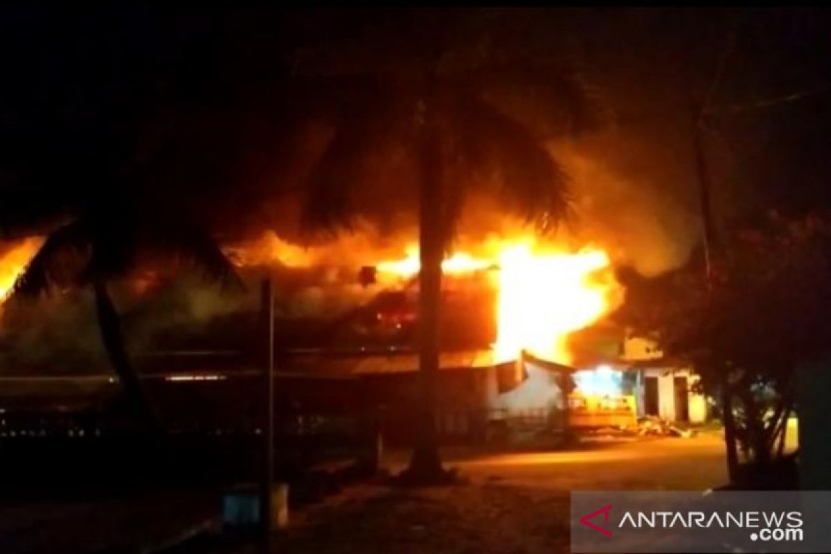 Belasan kios Pasar Inpres Bengkayang ludes terbakar