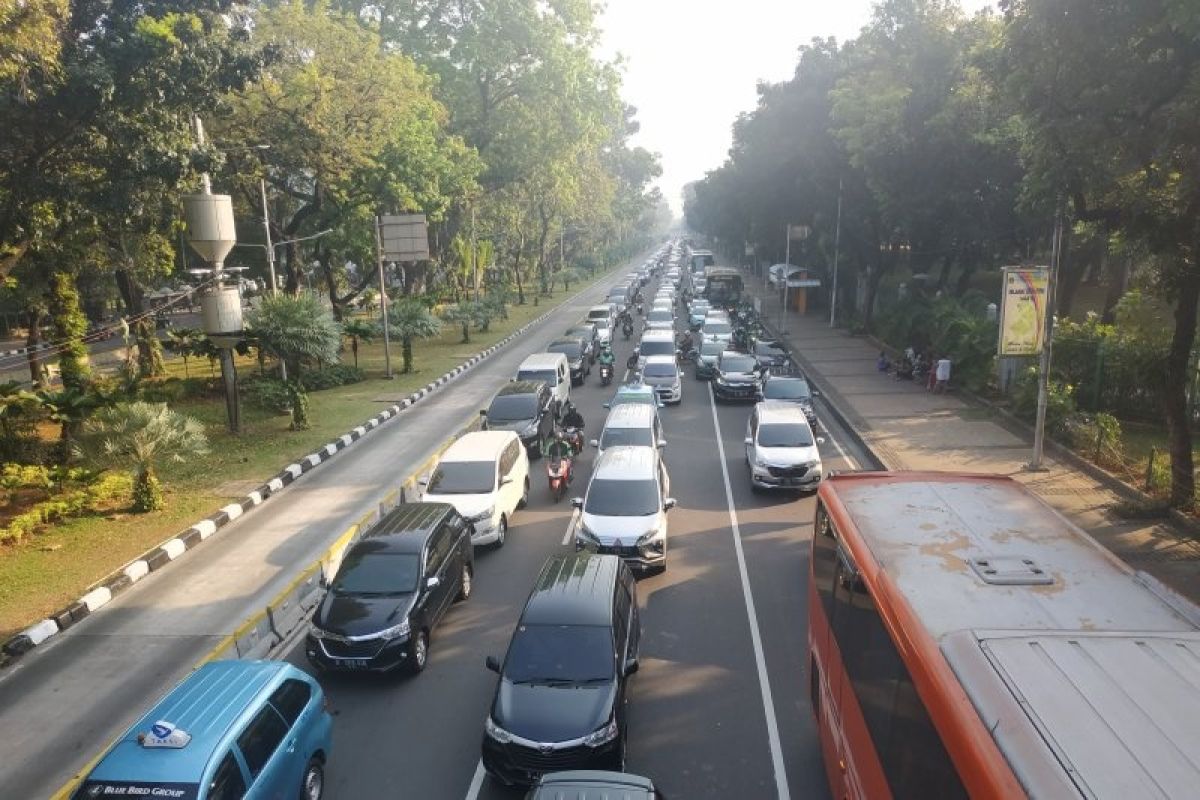 Sebagian  ruas Jalan Merdeka Barat masih bisa diakses kendaraan