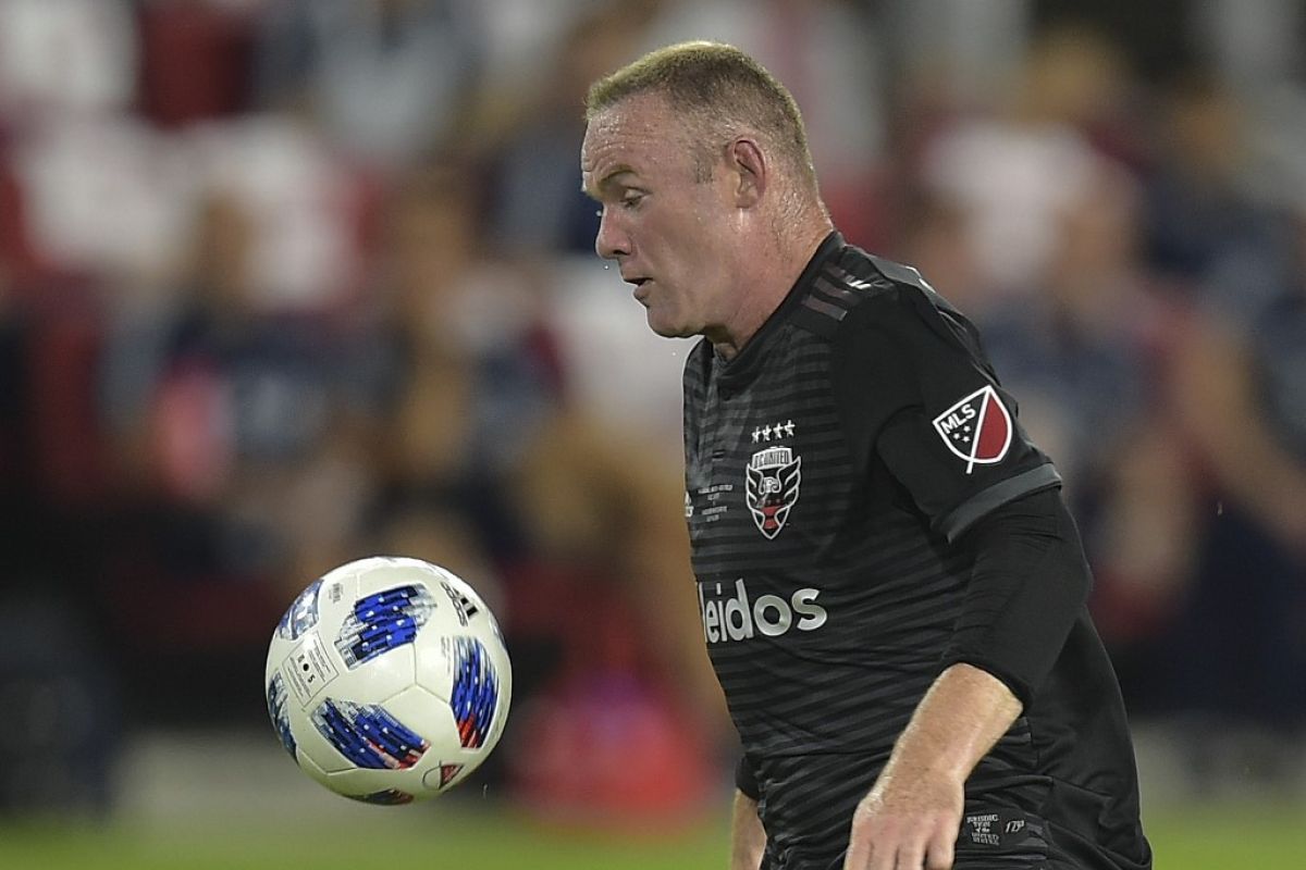 Wayne Rooney cetak gol sensasional dari tengah lapangan