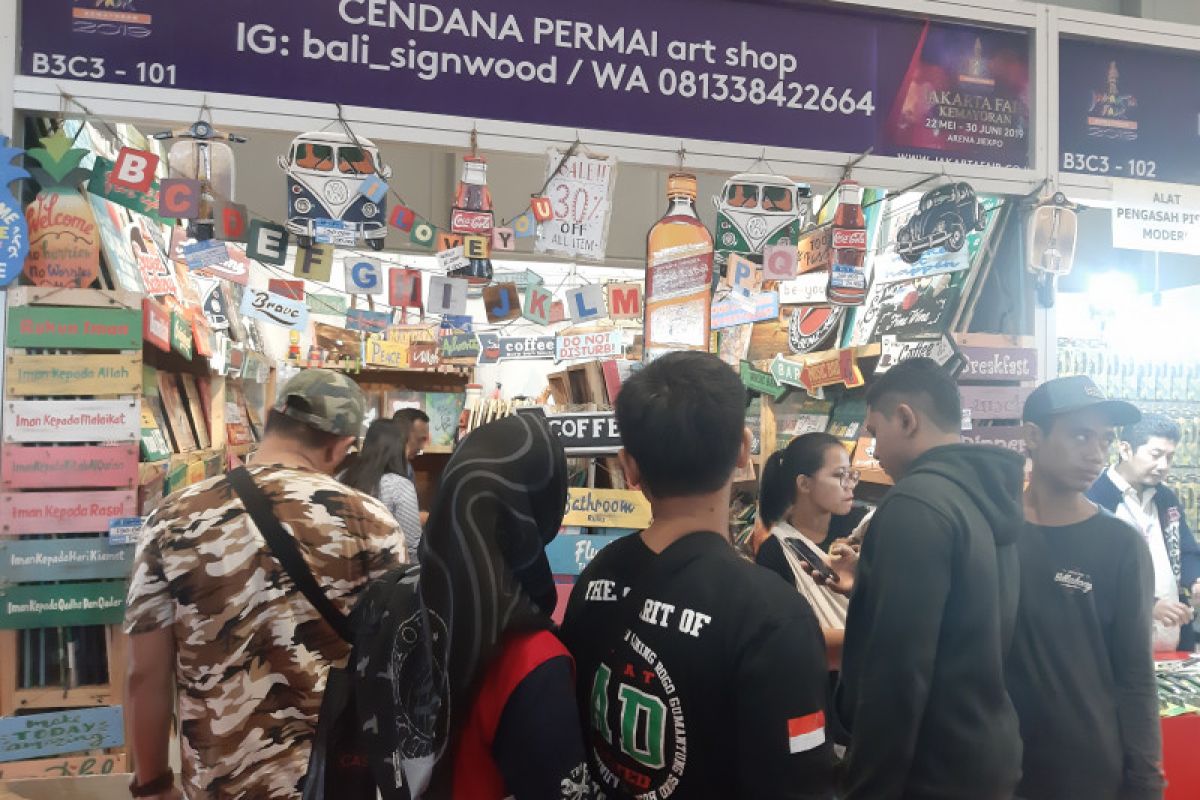 Produk seni tulis diminati pengunjung Pekan Raya Jakarta