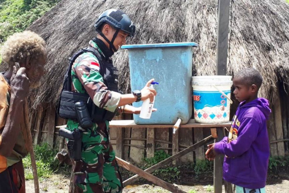 Satgas Yonif 321/GT bimbing warga Nduga hidup sehat