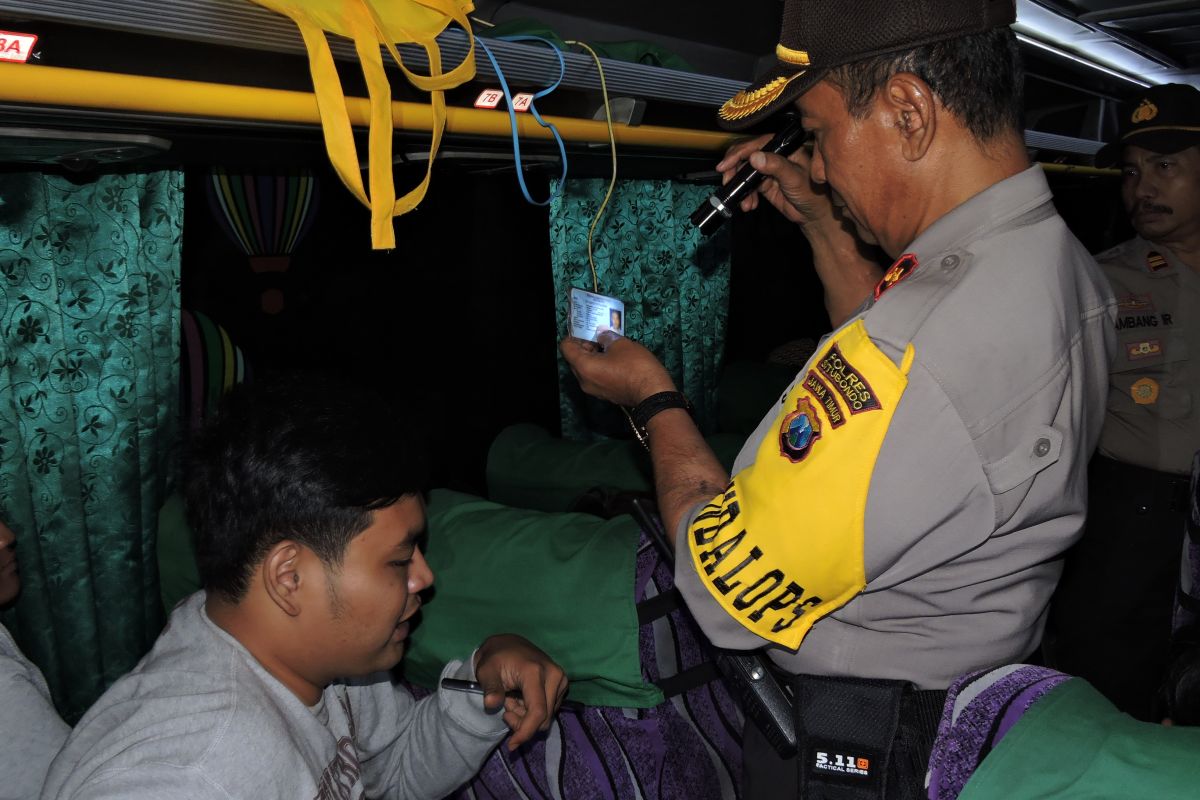 Jelang putusan MK, TNI/Polri razia penumpang bus di pantura Situbondo (Video)