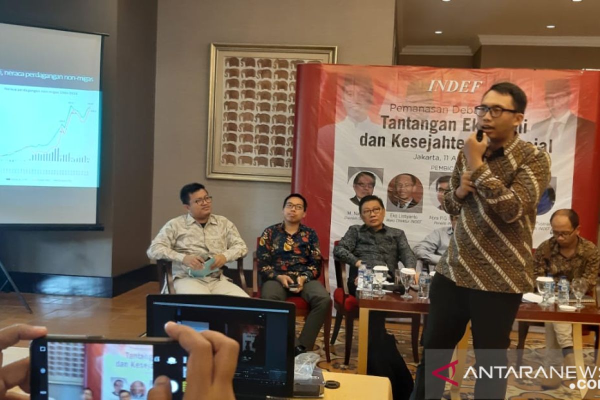 Indef sarankan Jokowi evaluasi paket kebijakan jika terpilih