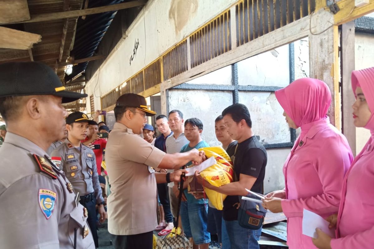 Polisi bantu korban kebakaran pasar Inpres Bengkayang,