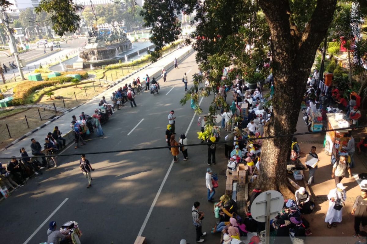 Massa mulai berkumpul di sekitar  Patung Kuda