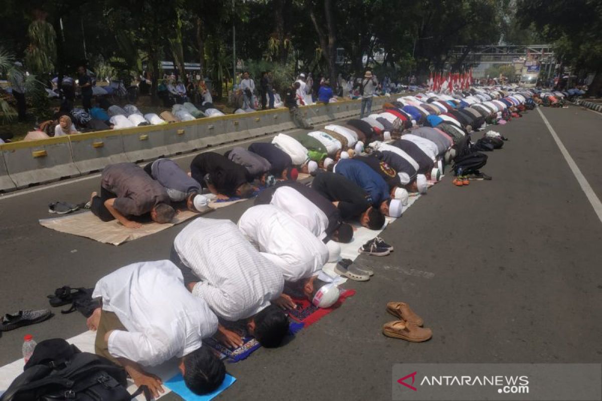 Massa aksi shalat berjamaah di kawasan Medan Merdeka Barat