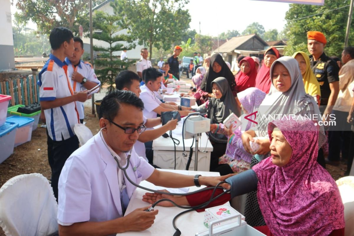 Ratusan warga ikuti pengobatan gratis  PT KAI Divre IV Tanjungkarang