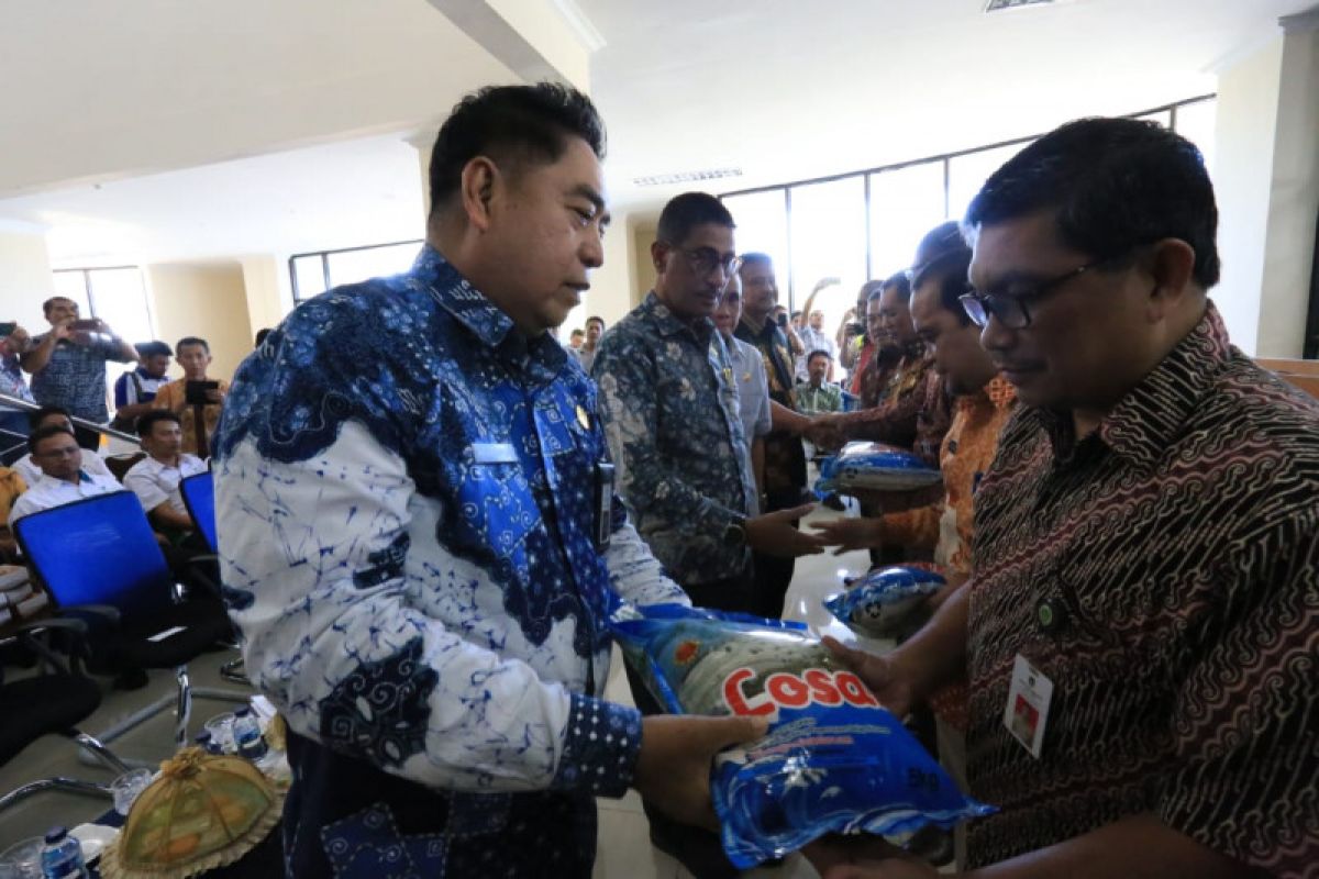 Sekprov Sulsel serahkan bantuan untuk delapan daerah terdampak banjir