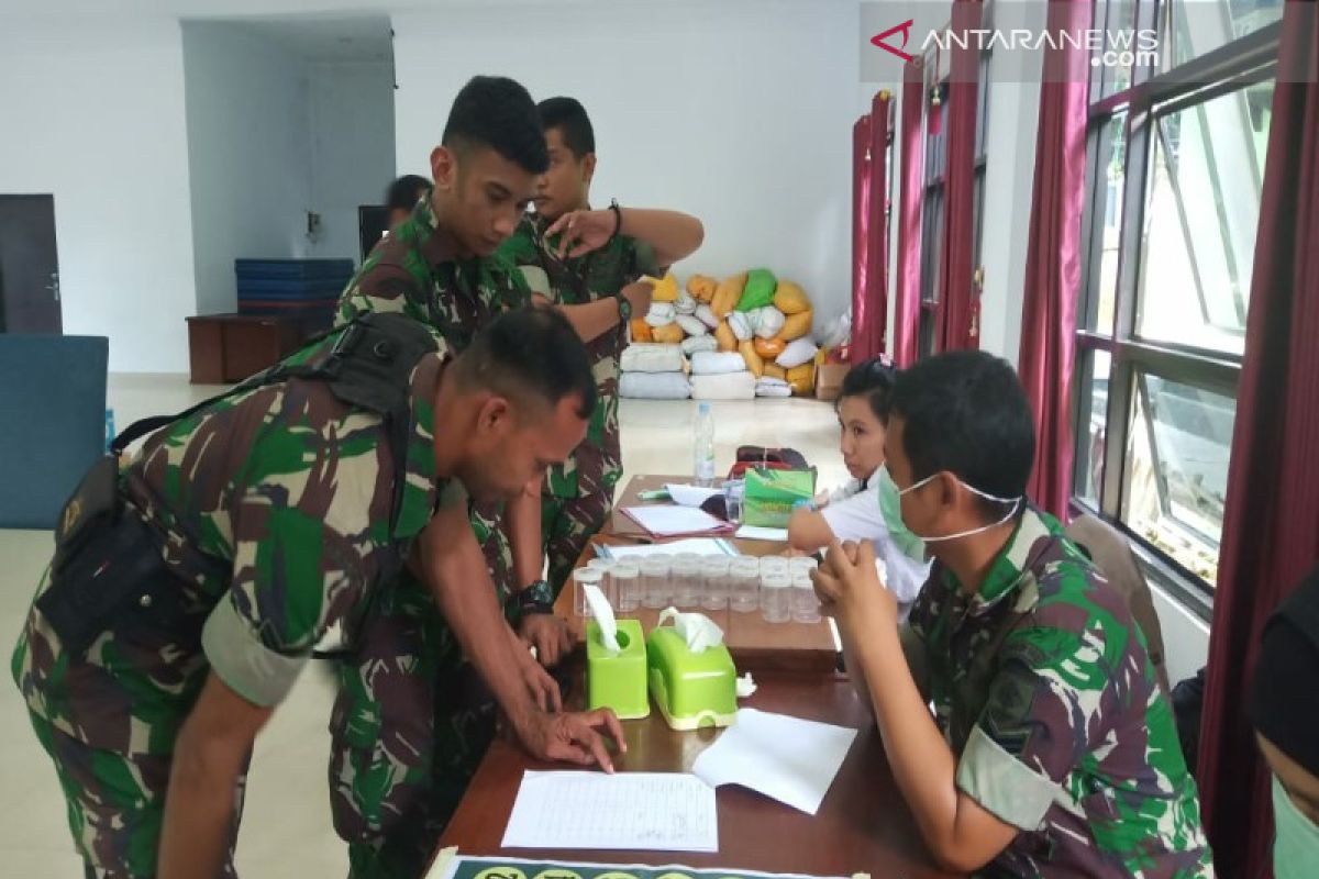 Cegah narkoba, 27 personel Korem 143/HO tes urine