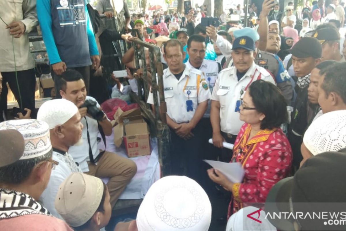 Kakek-nenek unjuk rasa di depan gedung DPRD Sumut