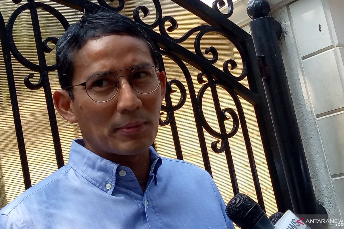 Sebelum nobar sidang MK,  Sandiaga kunjungi orang tuannya