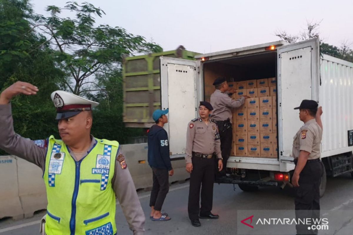 Jelang putusan MK, pihak kepolisian periksa sejumlah kendaraan ke arah Jakarta