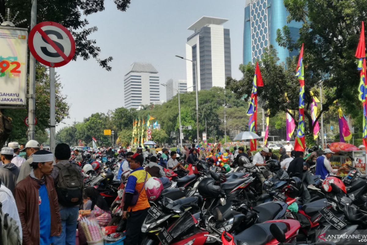 Sidang MK - Jalan Medan Merdeka Selatan berubah jadi lahan parkir