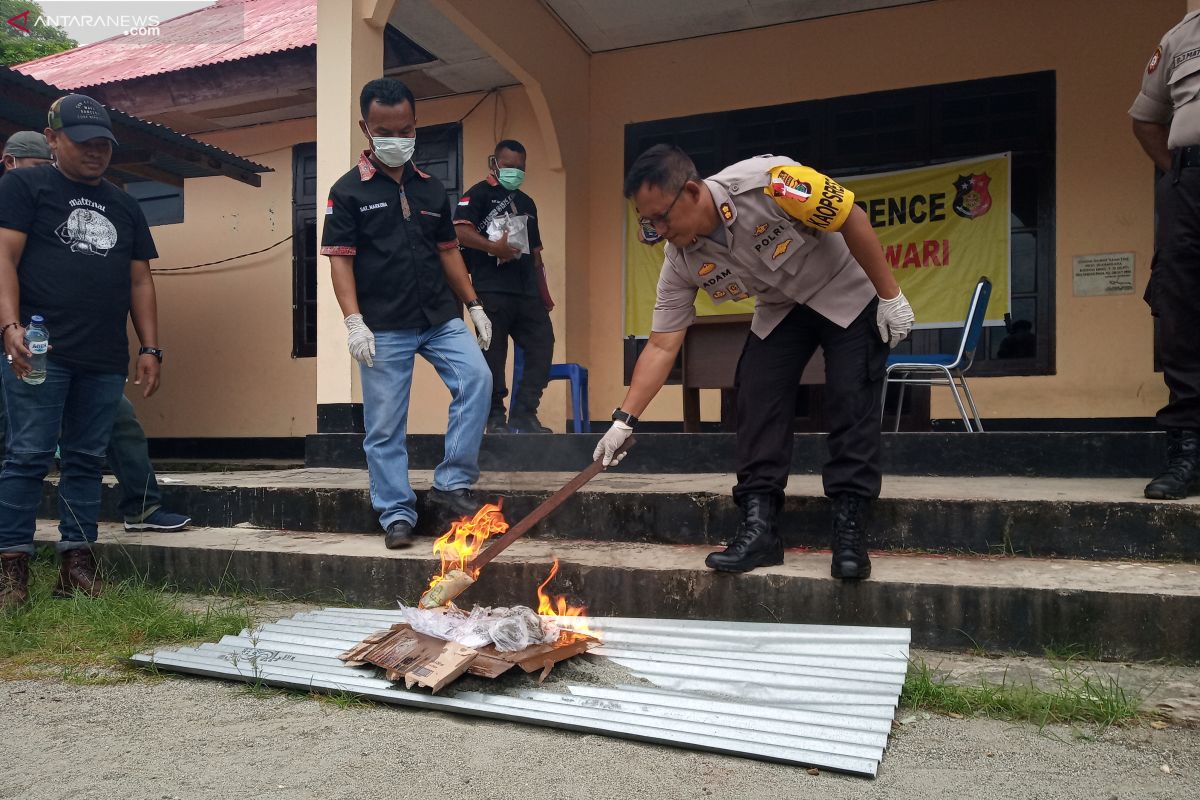 Kapolres Manokwari musnahkan puluhan paket narkoba tak bertuan