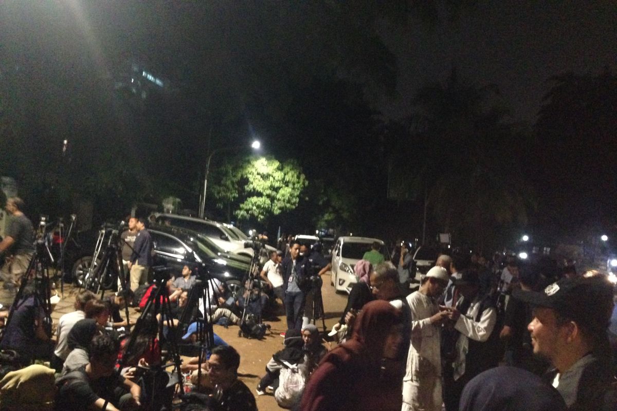 Pendukung Prabowo-Sandi berkumpul di Jalan Kertanegara