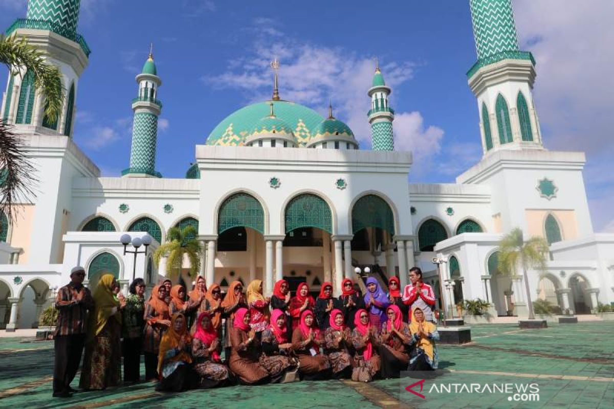 Para peserta HKG PKK ke 47 Pokja 1 berfoto bersama dihadapan Majid Agung  Al Faruq