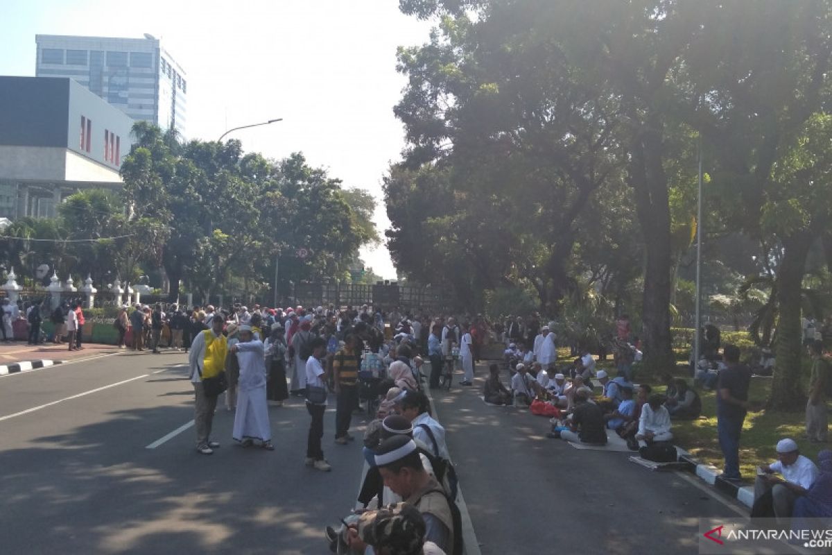 Massa kecewa tidak bisa berunjuk rasa di depan gedung MK