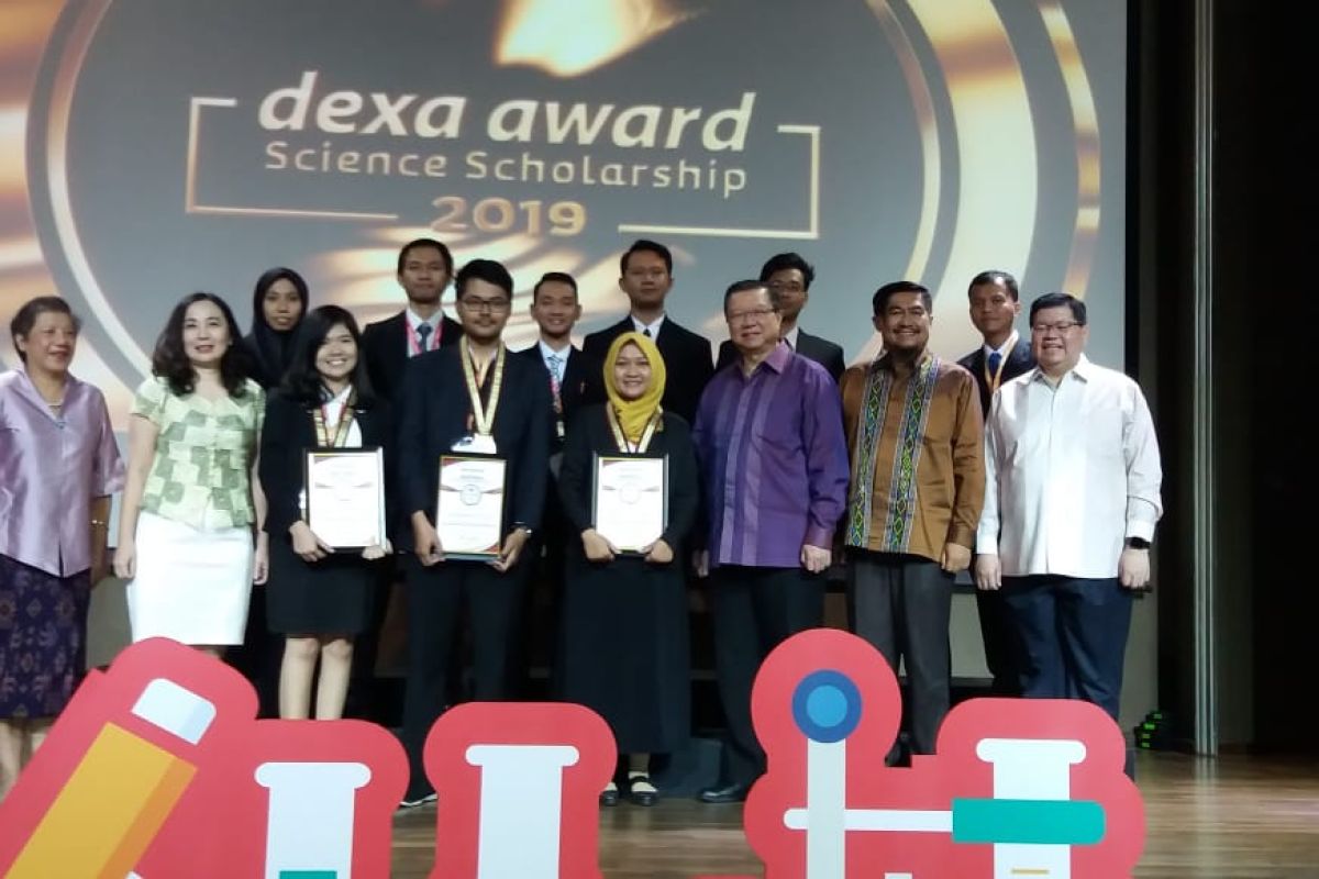 Tiga mahasiswa meraih beasiswa Dexa Award Science Scholarship (DASS) 2019