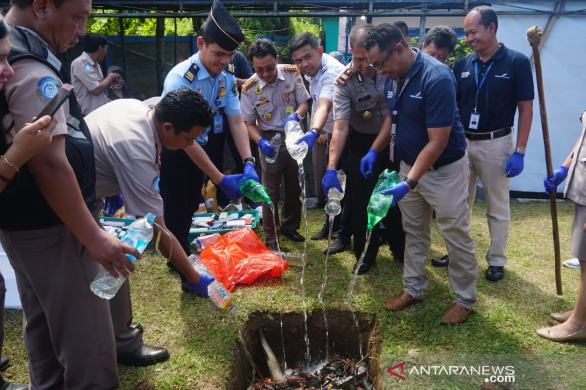 AP-1 musnahkan puluhan liter miras