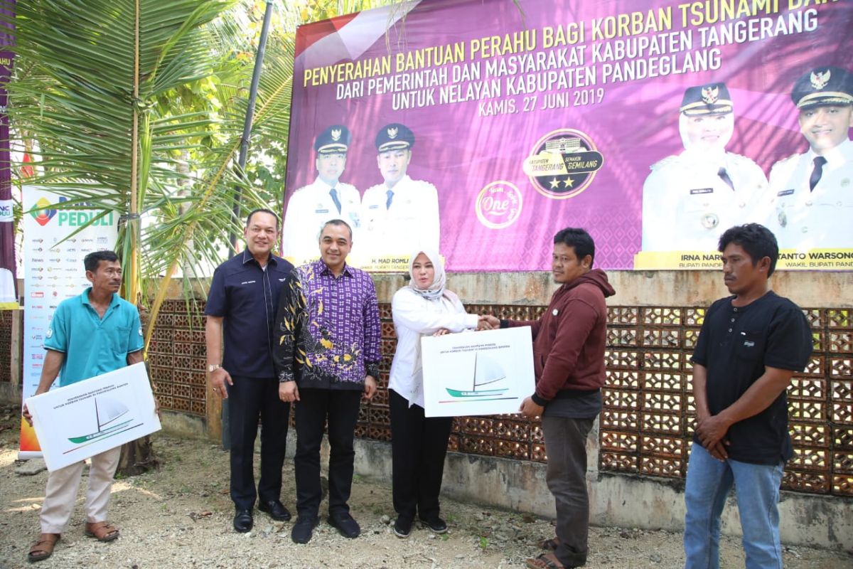 Pemkab Tangerang bantu perahu motor pada nelayan terdampak tsunami