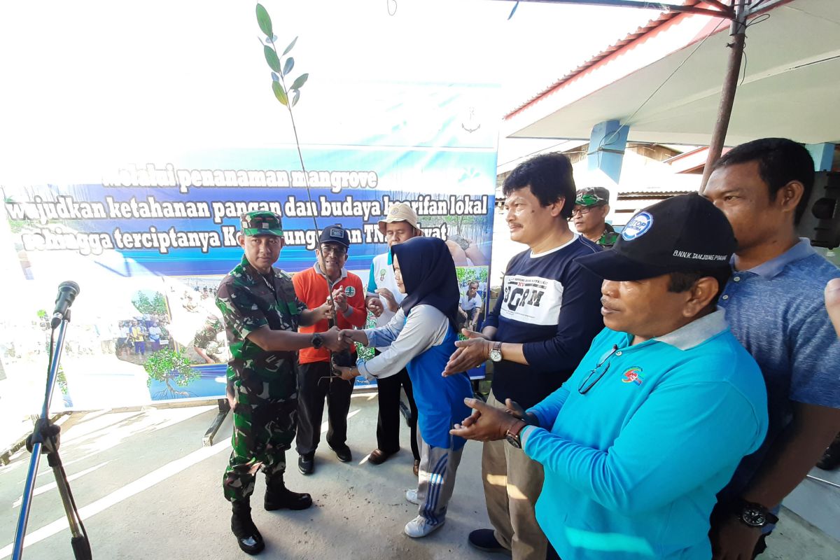 Lantamal IV tanam mangrove untuk mencegah abrasi