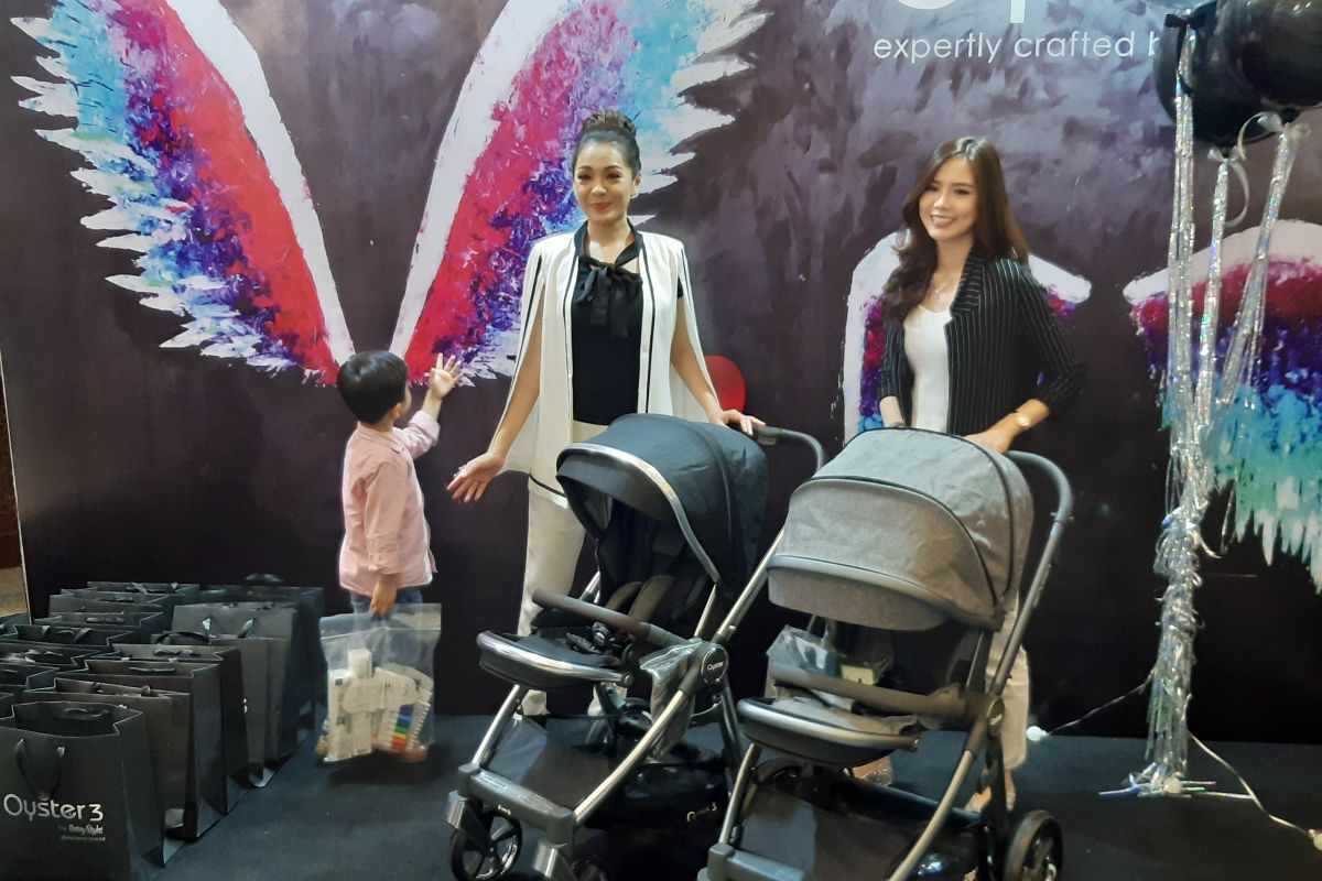 Inilah cara yang benar dorong stroller agar punggung tidak sakit