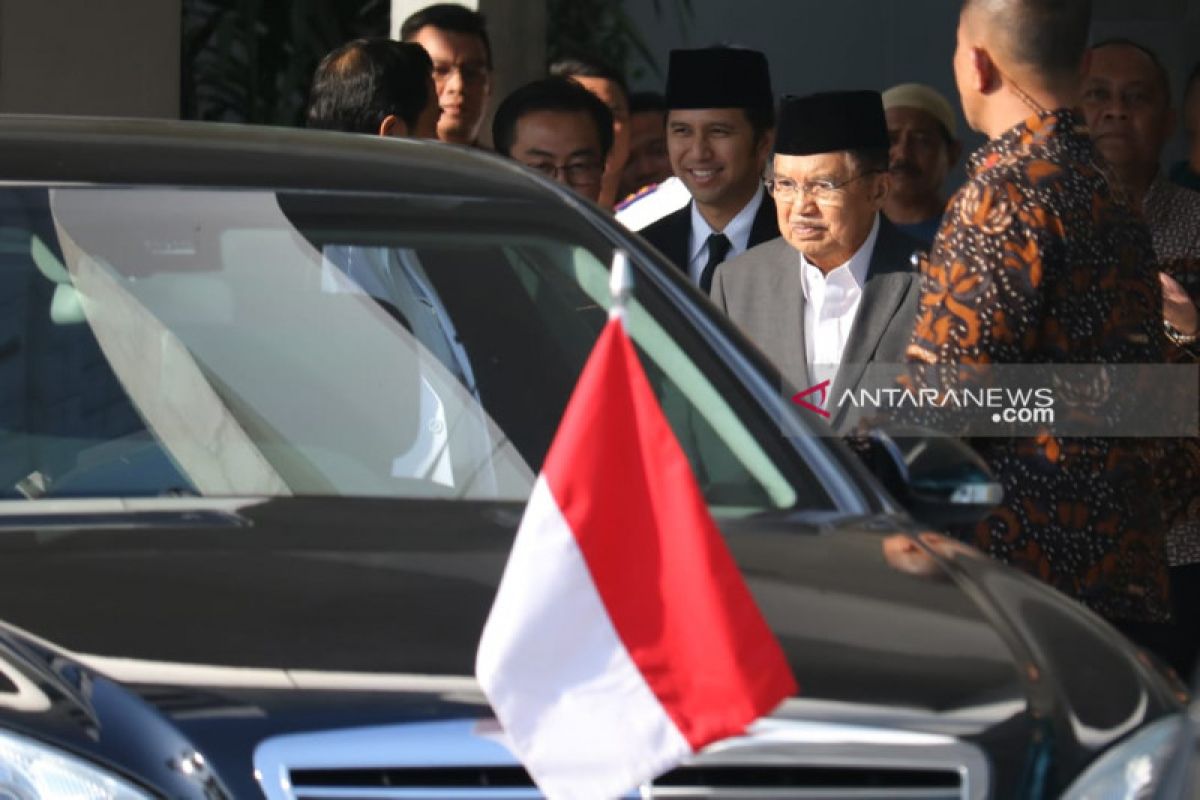 Wapres JK jenguk Wali Kota Surabaya Tri Rismaharini di RSUD Dr Soetomo