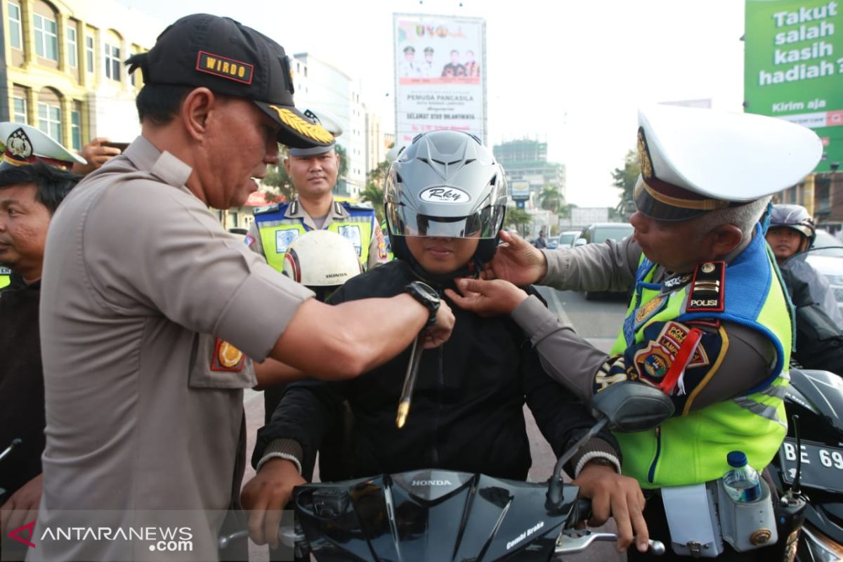 Jelang HUT Bhayangkara, Satlantas Bandar Lampung bagikan helm SNI